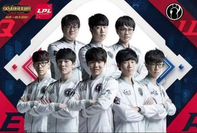 并在更衣室 并在更衣室